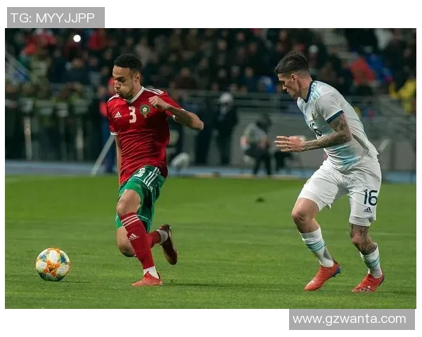 球星照片与足球的完美结合展现运动魅力与激情瞬间 球星照片与足球的完美结合展现运动魅力与激情瞬间